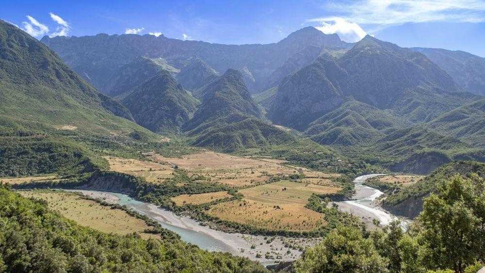11 titelbild auf plakat wildes albanien im vjosa tal